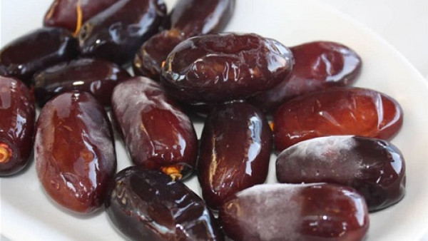 شراء بلح أسود الآن في المنافذ التابعة للقوات المسلحة بأفضل سعر 25 جنيه